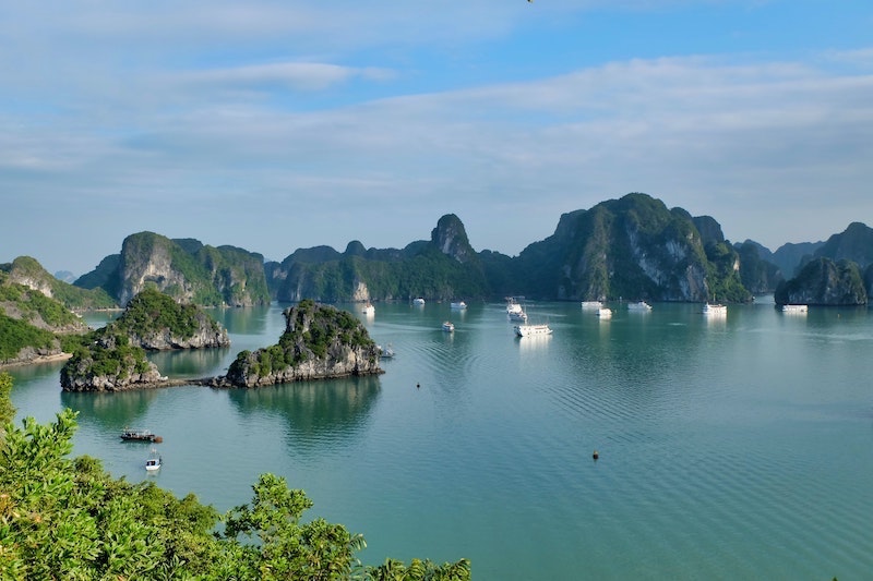 絶景 世界遺産 ハロン湾」の見所をお伝えします。豪華の船から